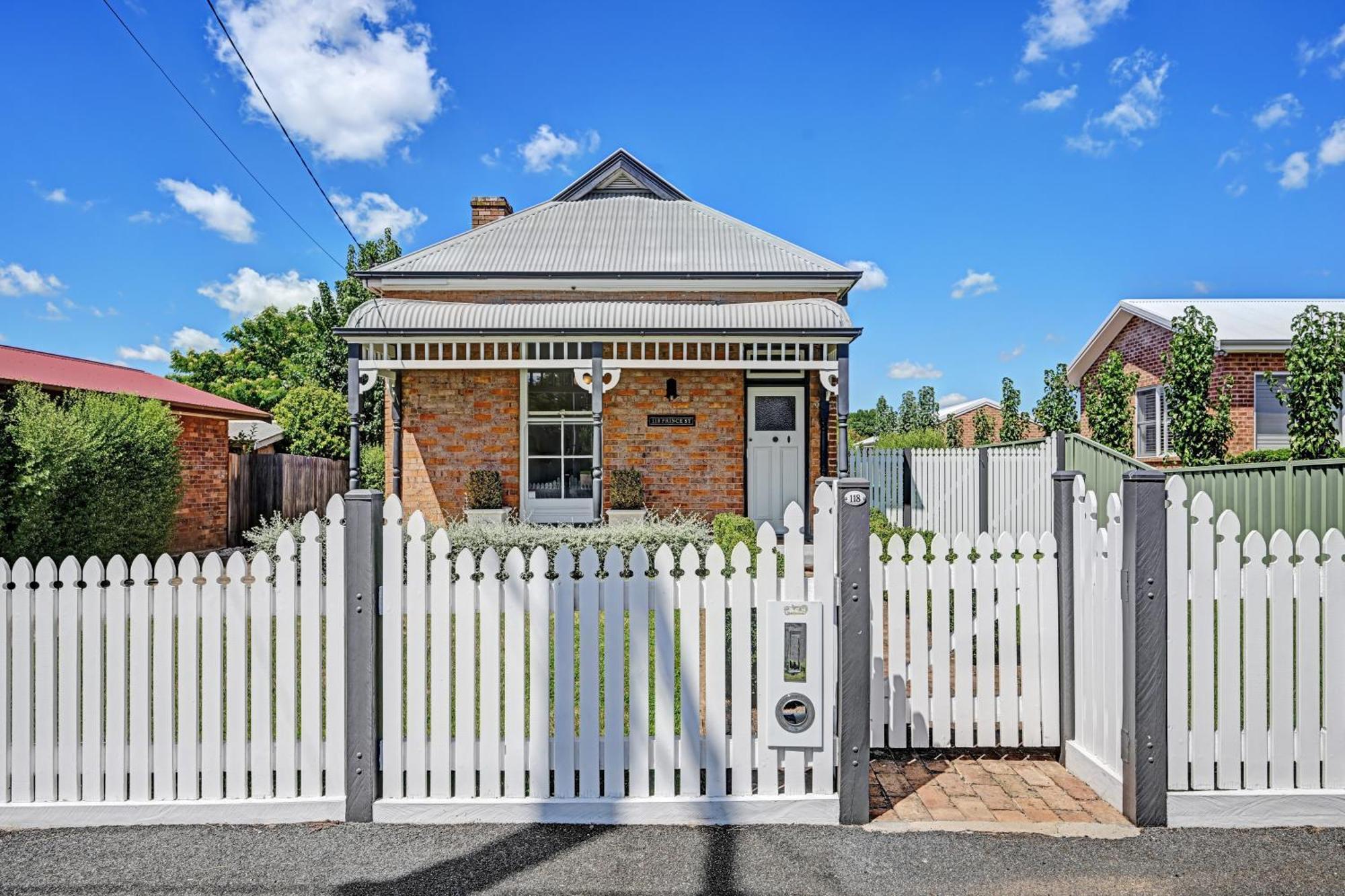 Holiday home Street - 1890's Edwardian Gem *